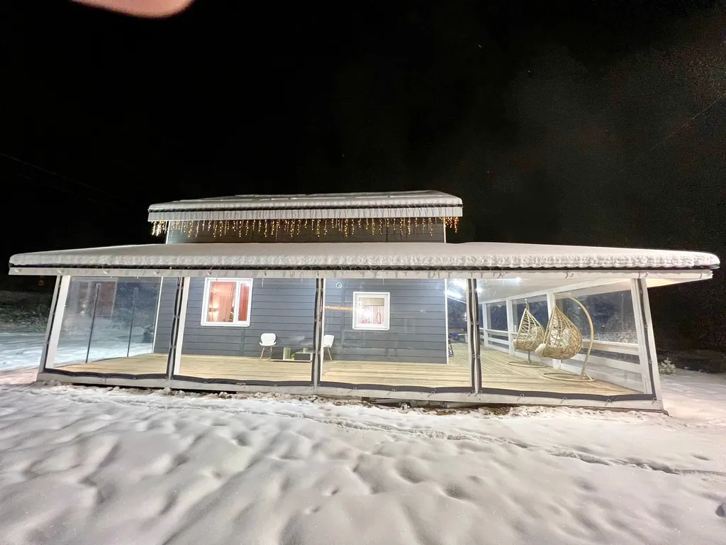 Дом и баня у реки