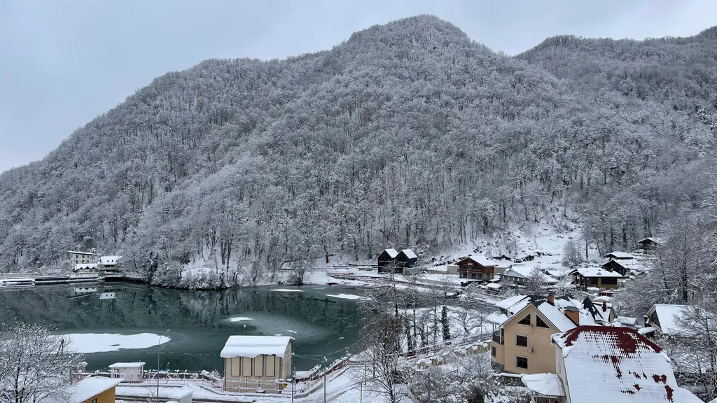 Шикарный вид на озеро и горы