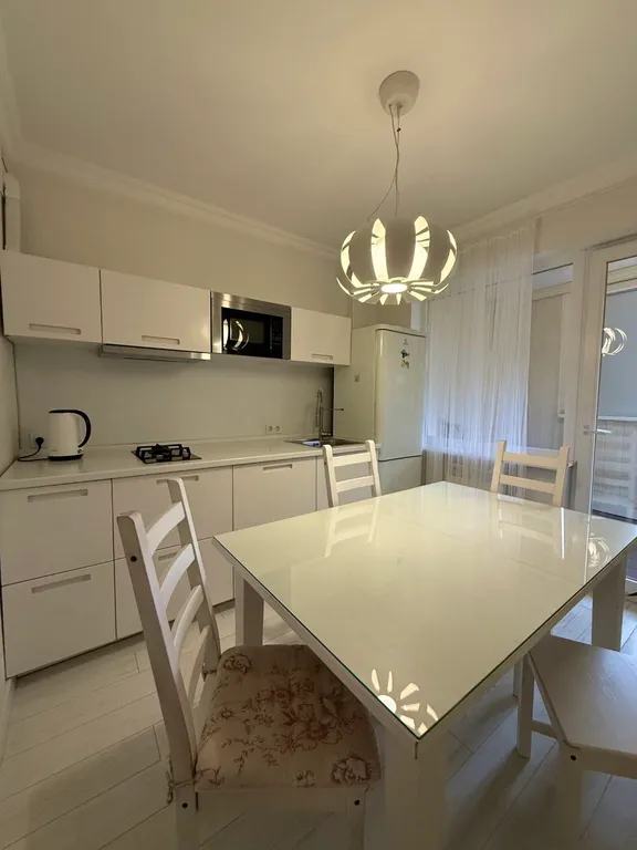 Две изолированные спальни с видом на горы в центре Ялты.