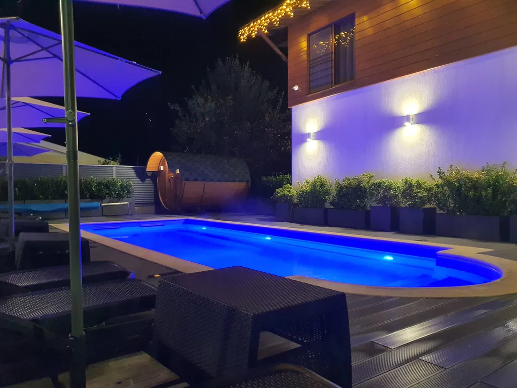 Студия в центре с балконом и видом на горы + бассейн/сауна