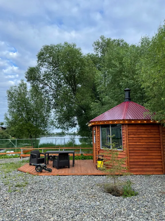 Номер с панорамными окнами и видом на озеро