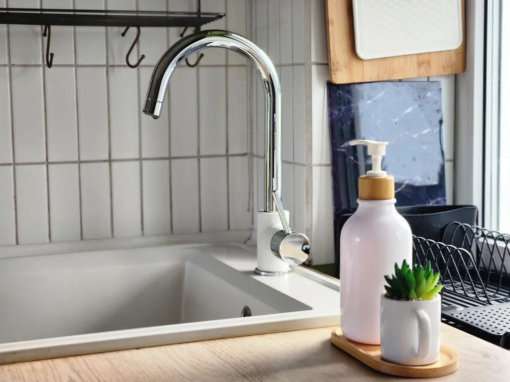 Журавлиный домик на берегу речки