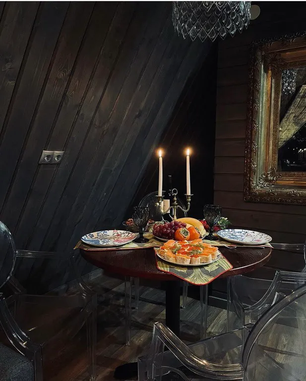 Дом на берегу реки с видом на закат