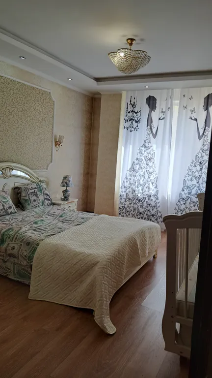 Трёхкомнатная, три кровати, диван, самый центр левого берега