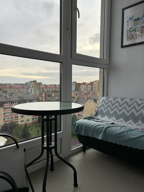 Студия с видом на город