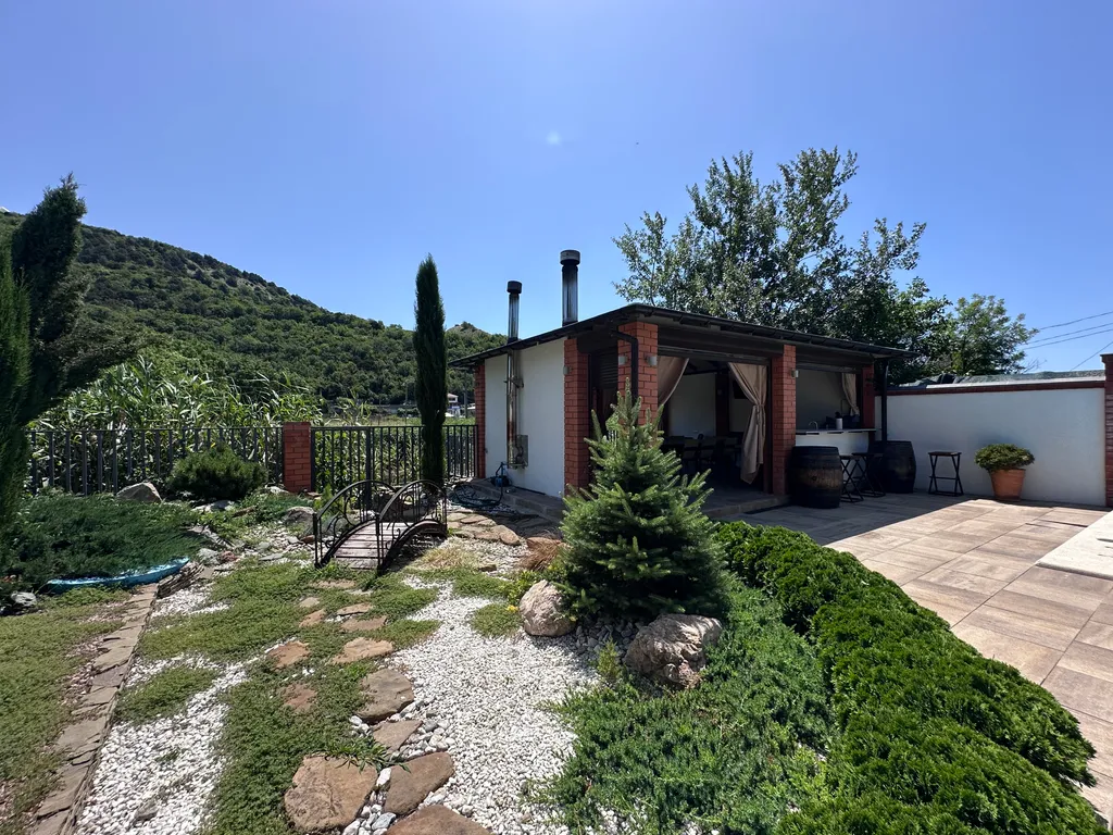 С бассейном на пляже