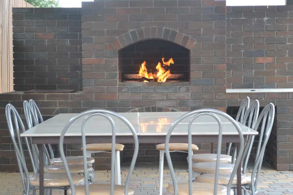 Уютный дом с зеленой лужайкой