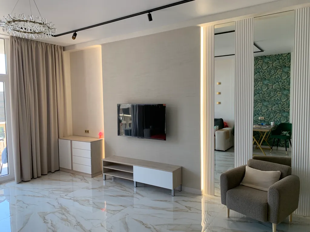 Просторная новая квартира с дизайнерским ремонтом и восхитительным пан