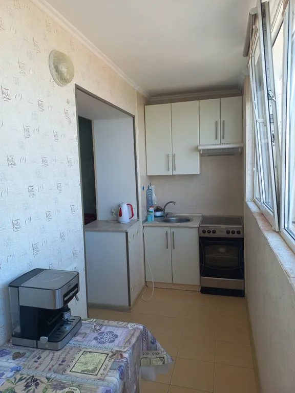 С панорамным видом на море и гору медведь (аю-даг)