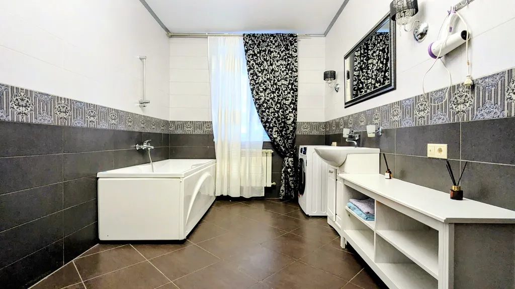 Дом с большой и крытой беседкой и с сауной