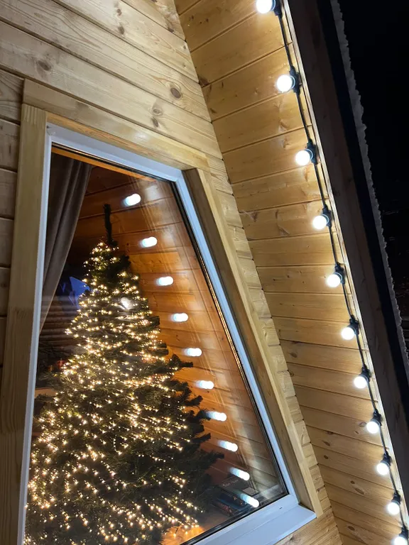 Уютный треугольный дом в окружении леса