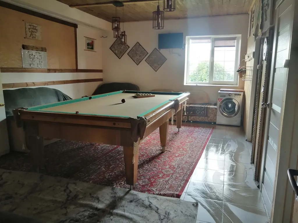 Дом с баней, бильярдом и бассейном