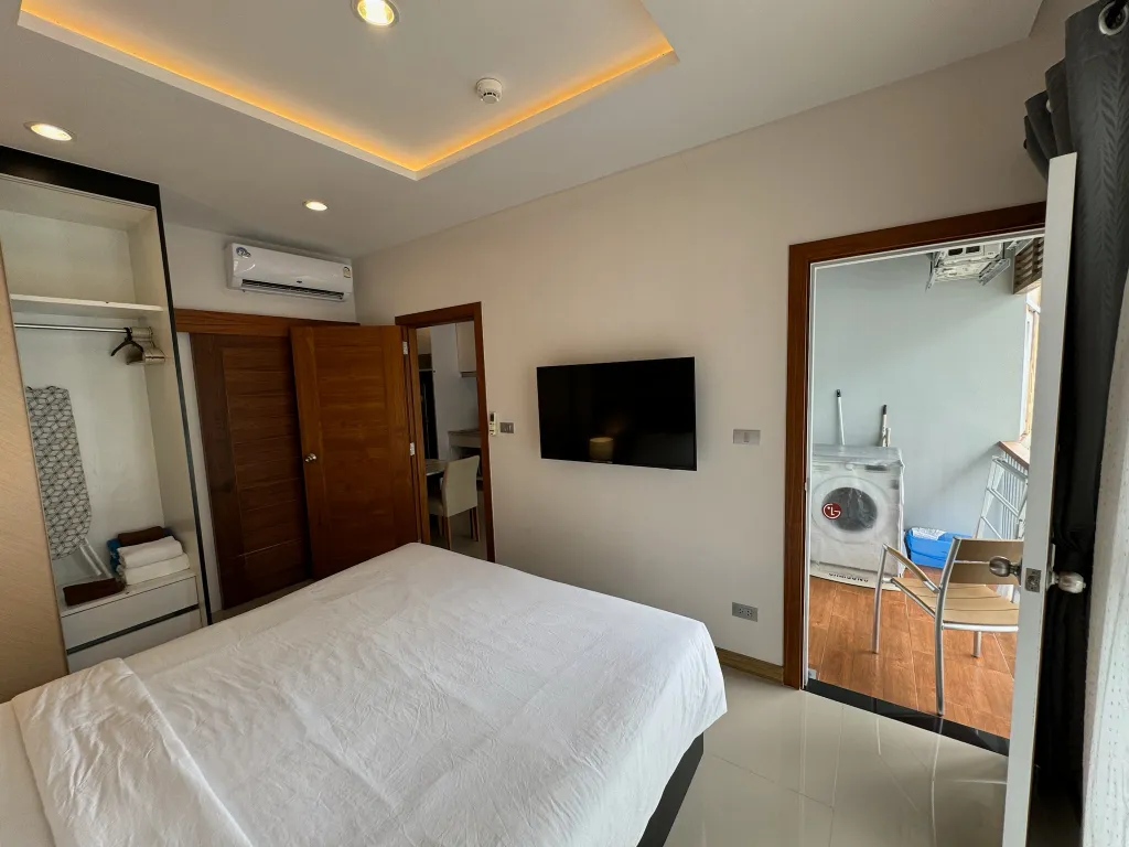 Уютная квартира у пляжа Карон с видовым бассейном на крыше