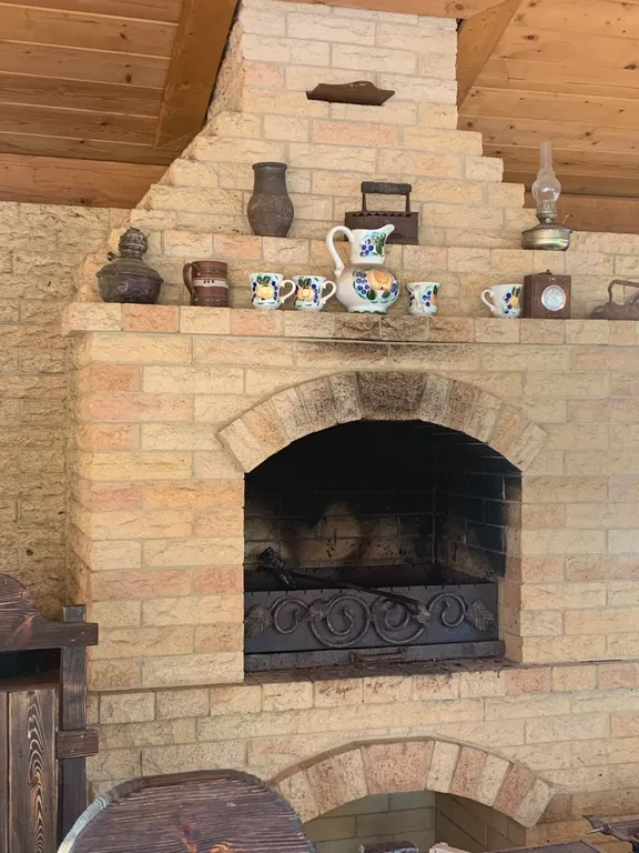 Дом на берегу озера с собственной конюшней