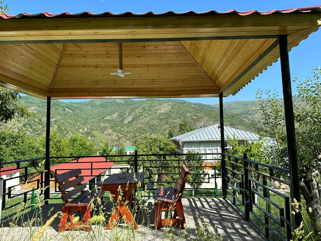 Вилла с садом и видом на горы