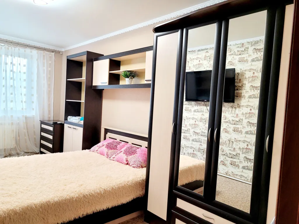 Двушечка возле Леруа