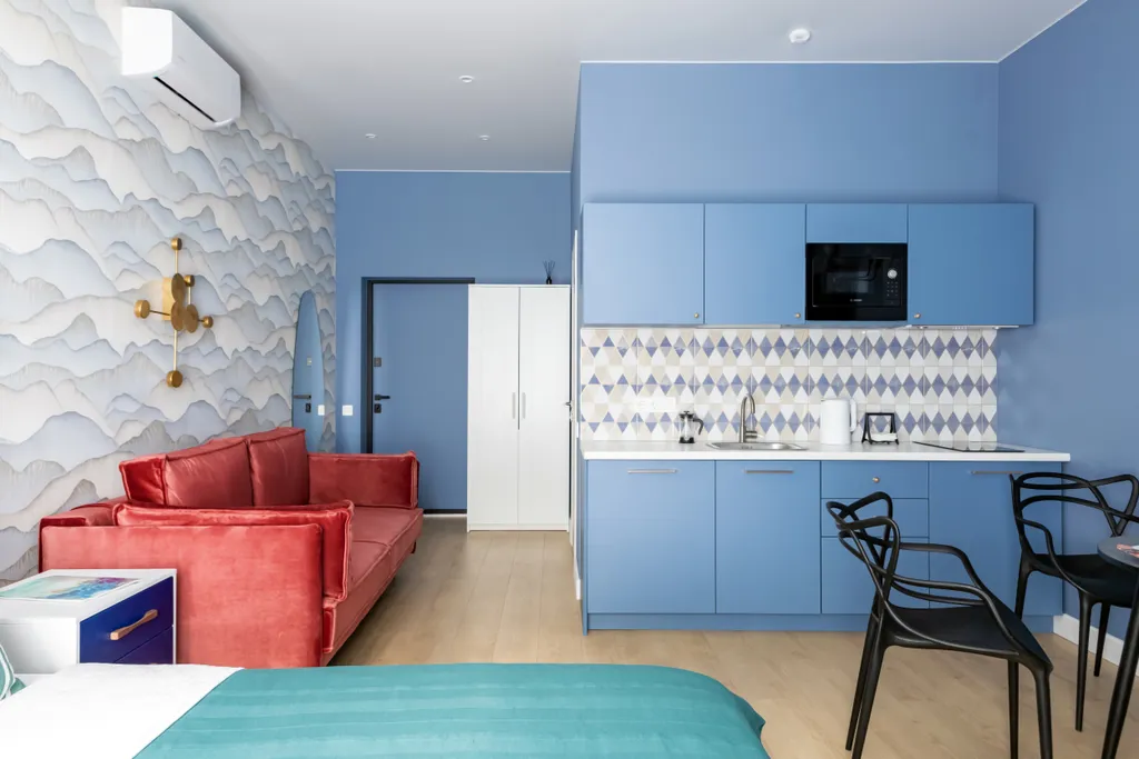 Дизайнерская студия с качелью в центре на набережной