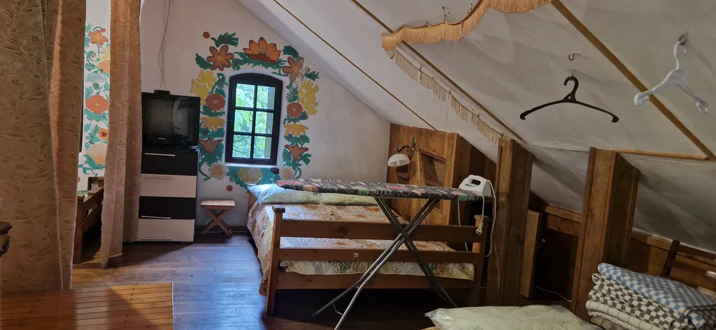 Двухэтажный дом с уютным двориком в окружении зелени