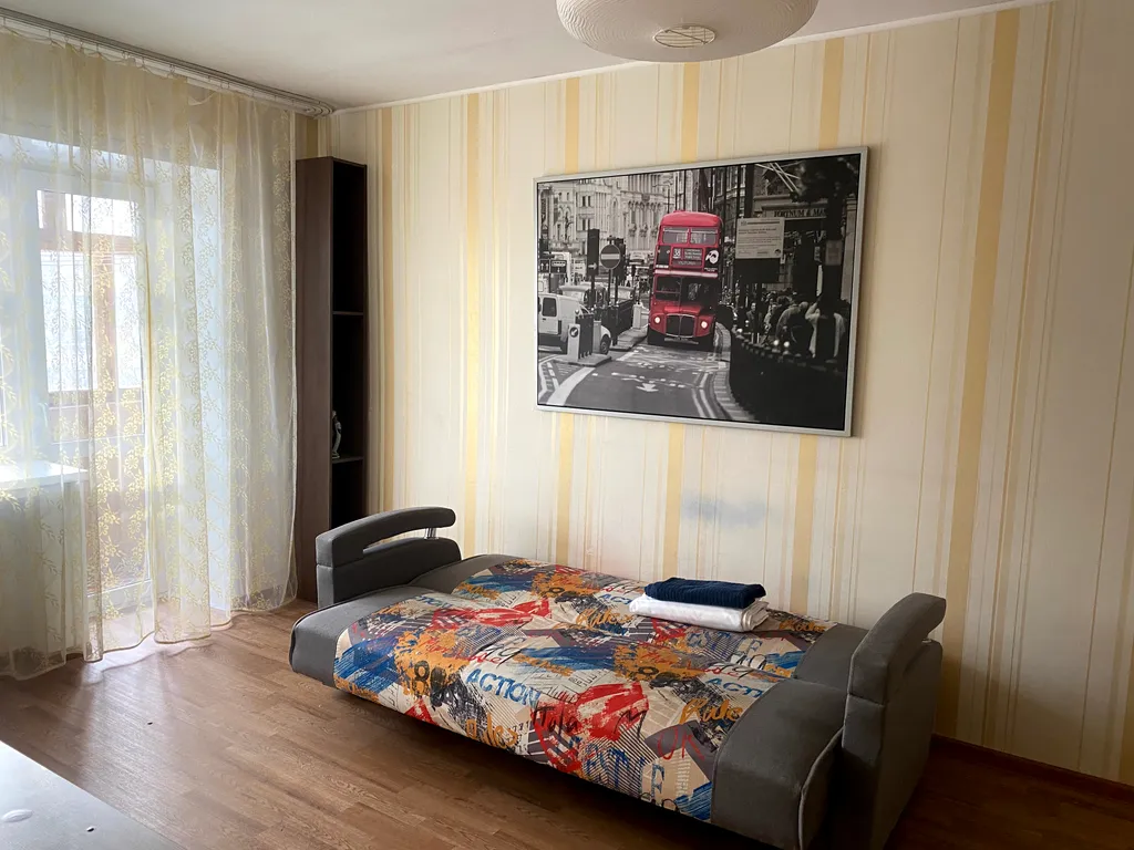 Калина Юрга у кинотеатра Эра