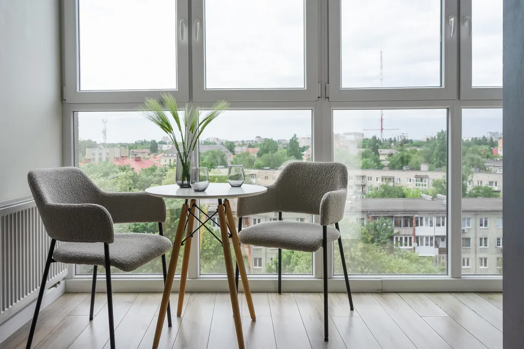 Квартира Квартира Уютная студия Серая с панорамными окнами и балконом в центре — Калининград