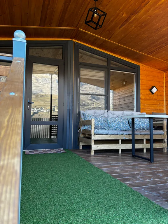 Новый коттедж с террасой и завораживающим видом на горы