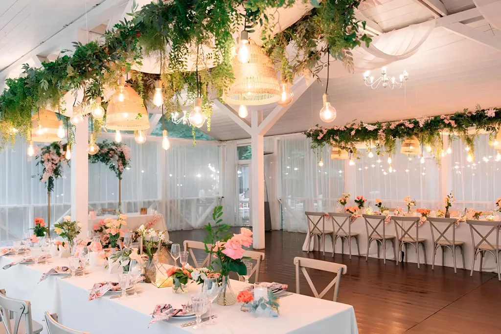 Белоснежная веранда и усадьба