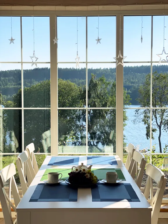 Коттедж Коттедж на берегу озера с видом на горнолыжный курорт и сауной внутри — Заозерный