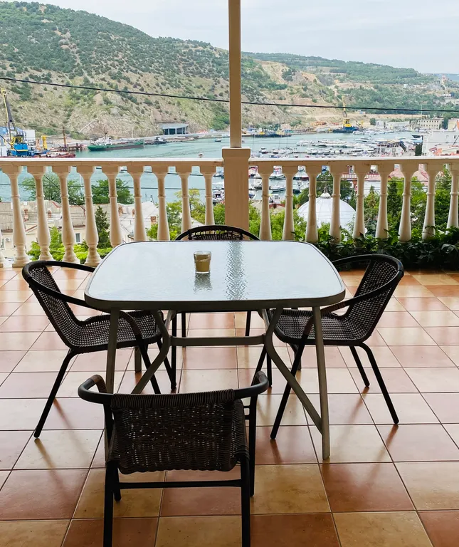 Дом с террасой у моря