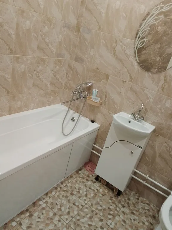 Сдaм квapтиpу-студию пocуточно в мкр. Юбилейный, 117/1.