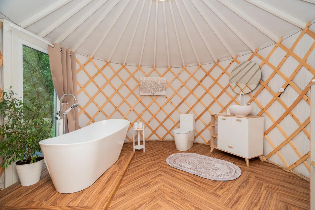 Глэмпинг с большой террасой в лесу