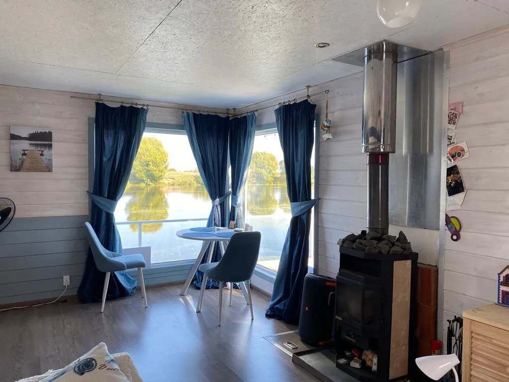 Дом на воде (Хаусбот) с баней и камином