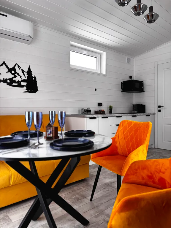 Домик у озера с купелью