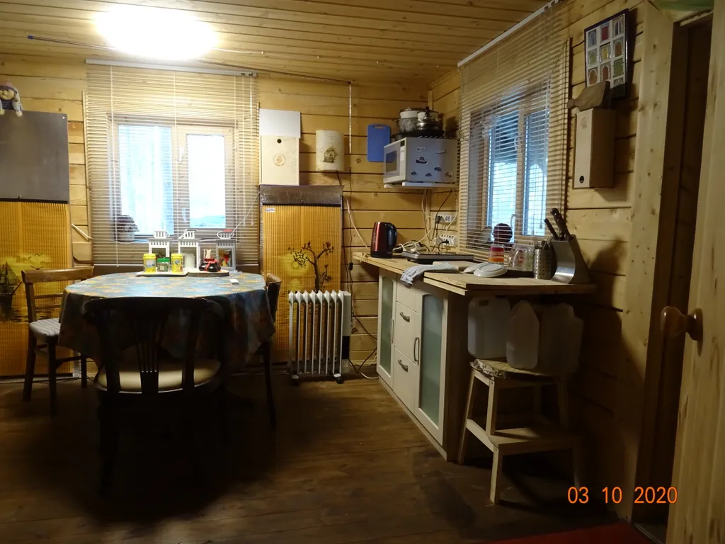 Хижина в лесу на берегу озера без соседей