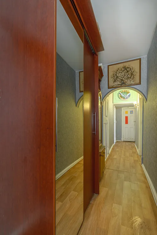 Большая комната с персональным компьютером