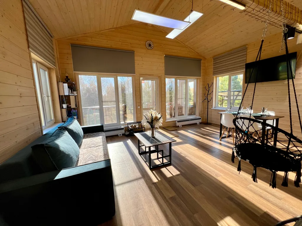 Стильный барн в соснах