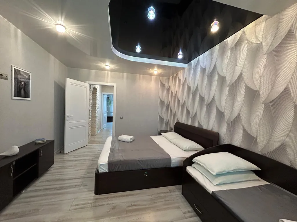 Современная трехкомнатная квартира с большой кухней