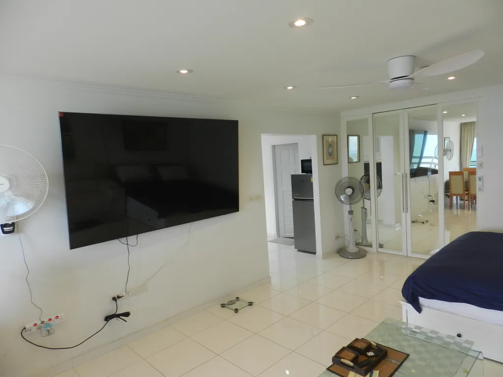 Студия с фронтальным видом на море