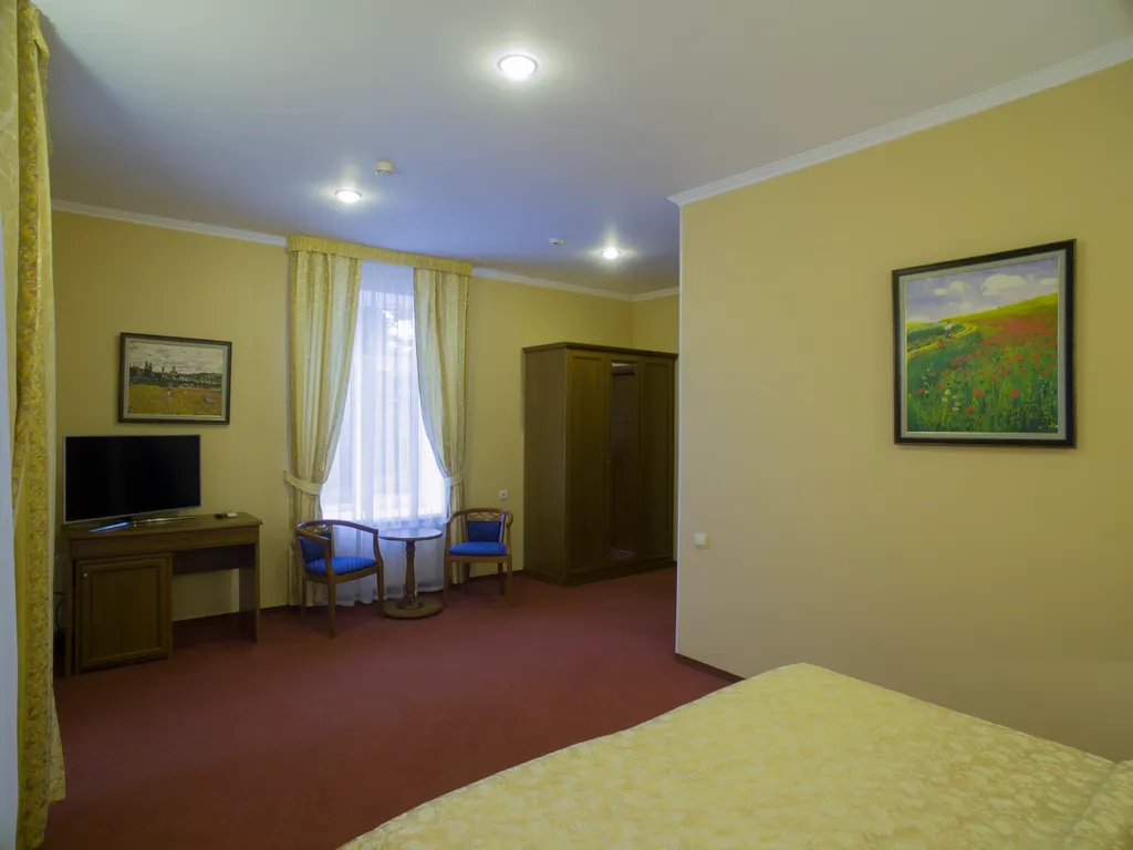 Простые покои с балконом