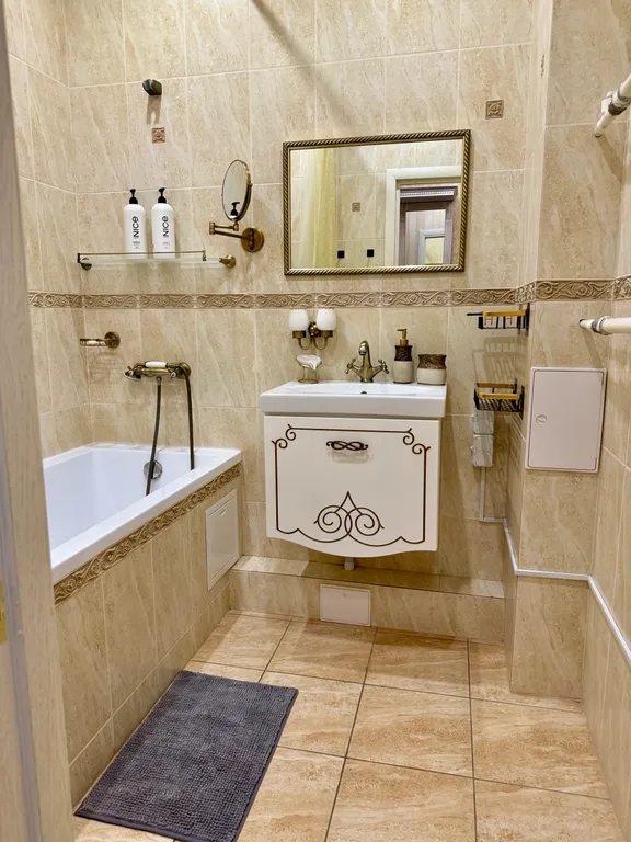 Трехкомнатная квартира возле ТЦ Европа