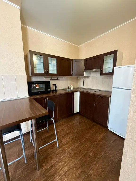 Евротрешка в самом центре с видом на канатку и горы