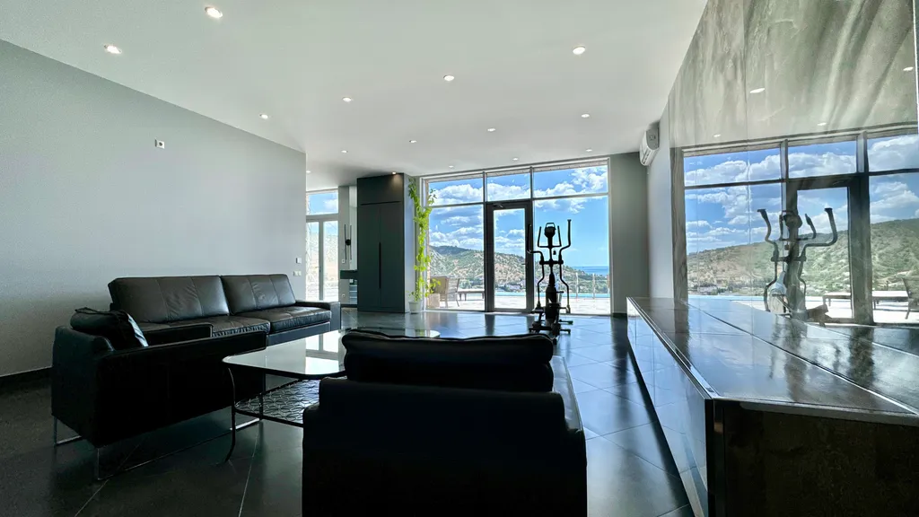 Дом с видом на горы и море