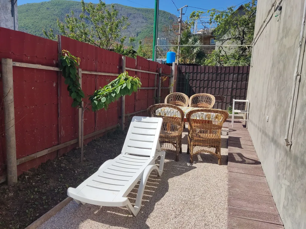 Дом со своим двором и парковкой