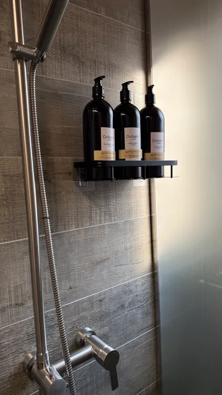 Уютный дом в лесу у озера вблизи от города