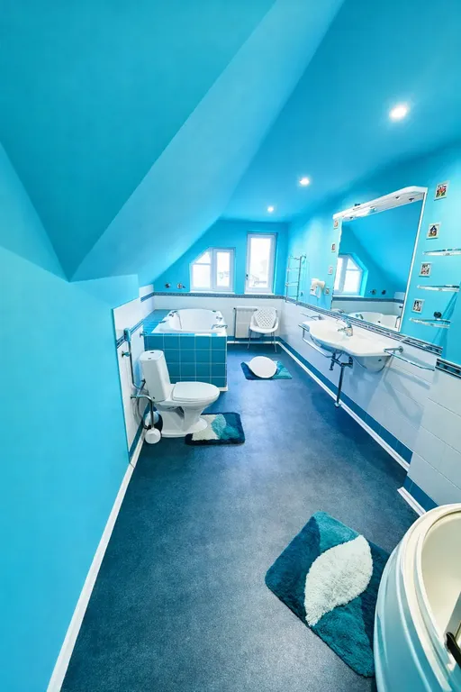 Дом с бассейном у леса