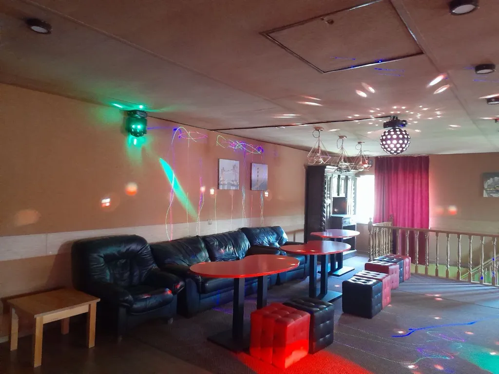 Дом с баней, бассейном и караоке