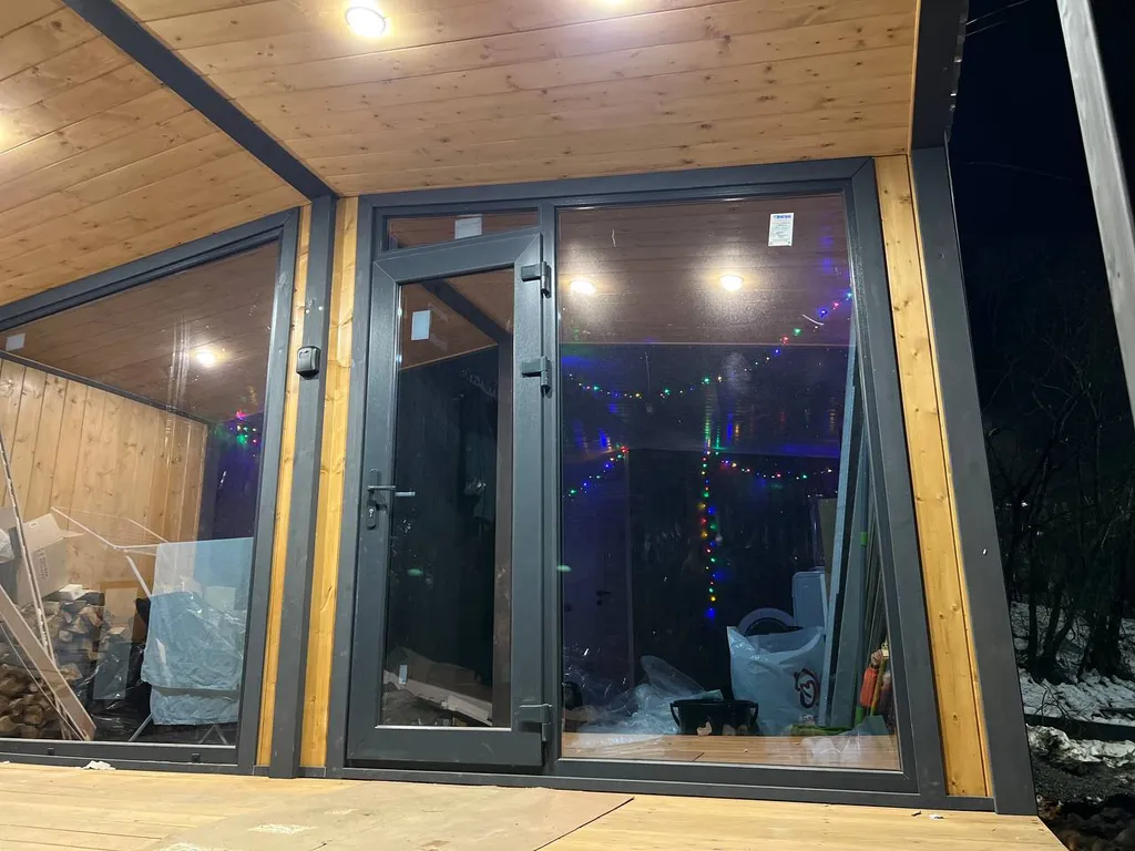 Домик с камином у ручья