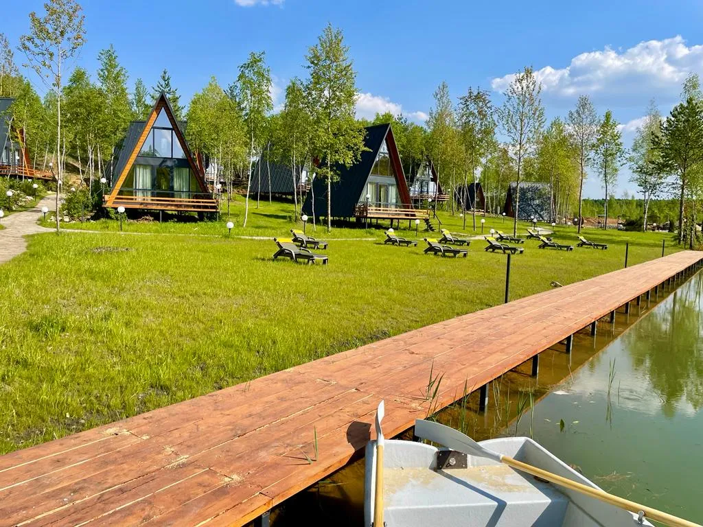 Шале у лесного озера