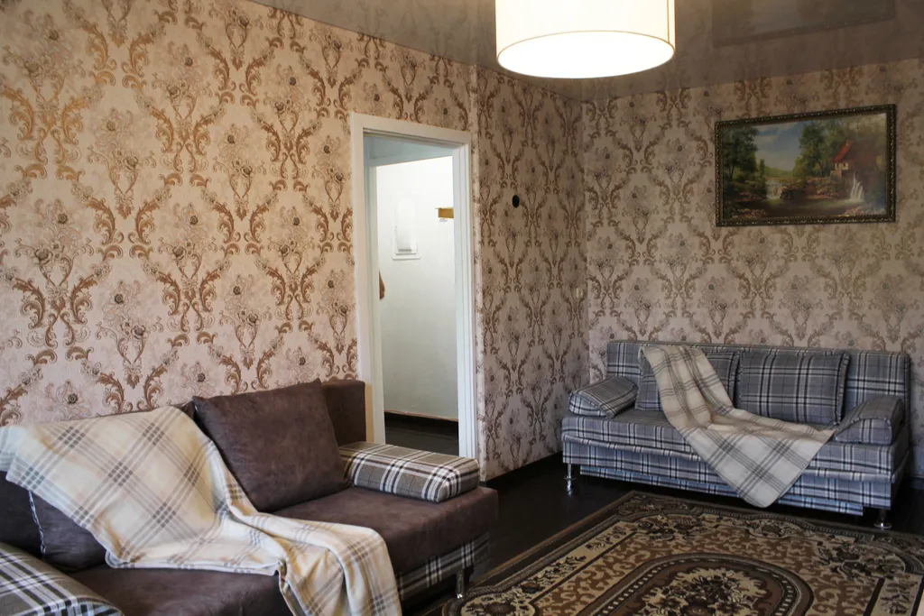 Двушка с косметическим ремонтом и новой мебелью рядом с парком Победы