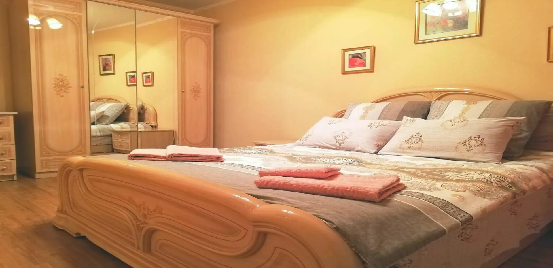 Уютная спальня с большой двуспальной кроватью и ортопедическим матрасом. Постельное белье - индийский сатин. Полотенца велюровые.