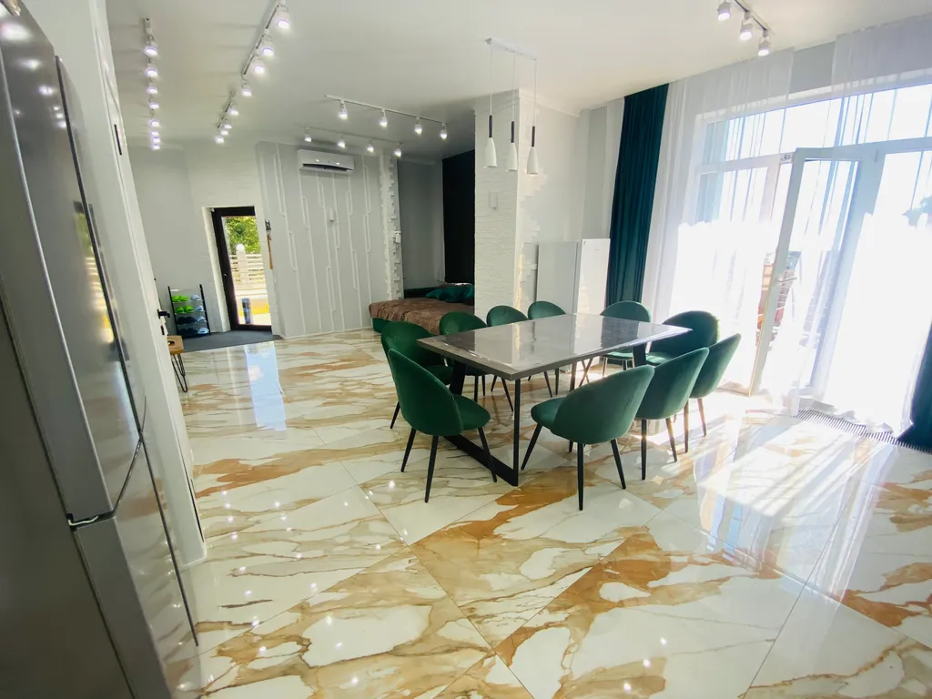 Трехэтажный коттедж с баней и бассейном